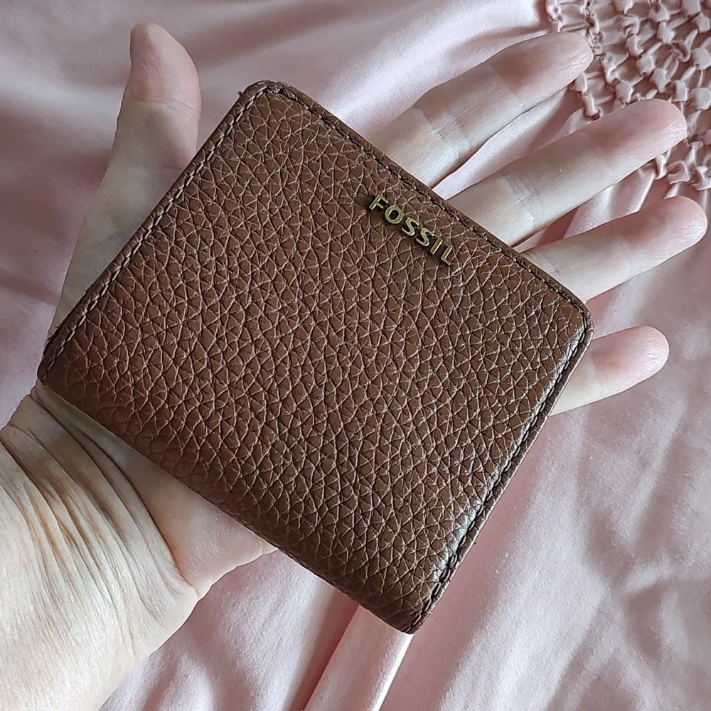 FOSSIL BROWN LEATHER WALLET.